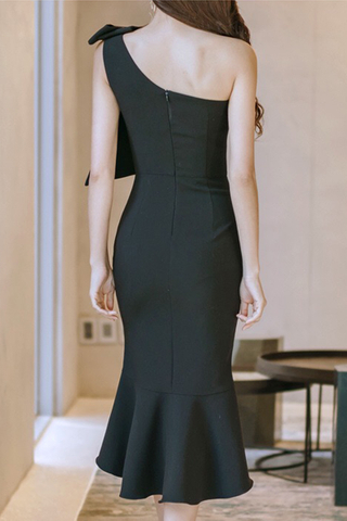 BACKORDER - Oliva Cutout Shoulder Toga Dress In Black