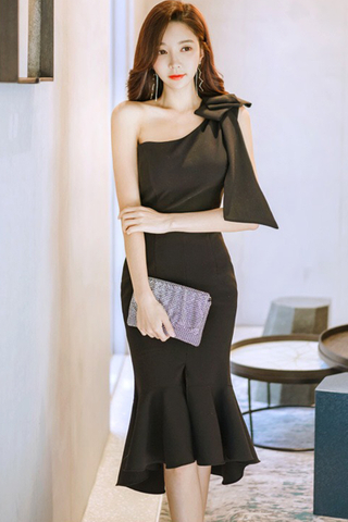 BACKORDER - Oliva Cutout Shoulder Toga Dress In Black