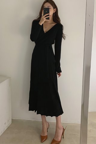 BACKORDER - Mariae V-Neck Pleat Knit Dress In Black