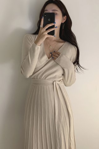 BACKORDER - Mariae V-Neck Pleat Knit Dress In Cream White