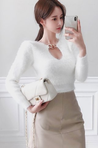 BACKORDER - Victoire Keyhole Furry Top In White